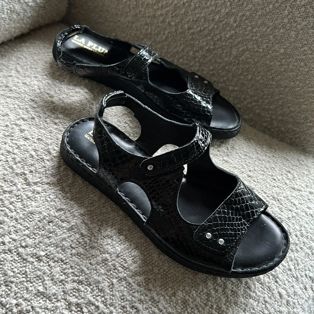 La Plume Italy black patent textured leather sling back sandals 🌸